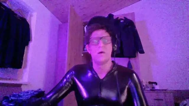 Snapshot of Bigthroaterboy chatting on 2, 11, 2025 Bigthroaterboy online show from 2, 11, 2025