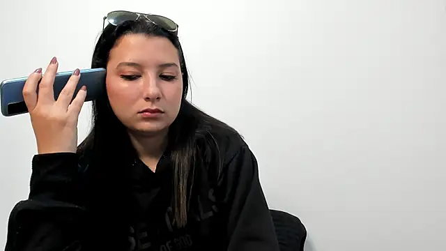 Snapshot of cami-01 chatting on 23, 10, 2025 cami-01 online show from 23, 10, 2025