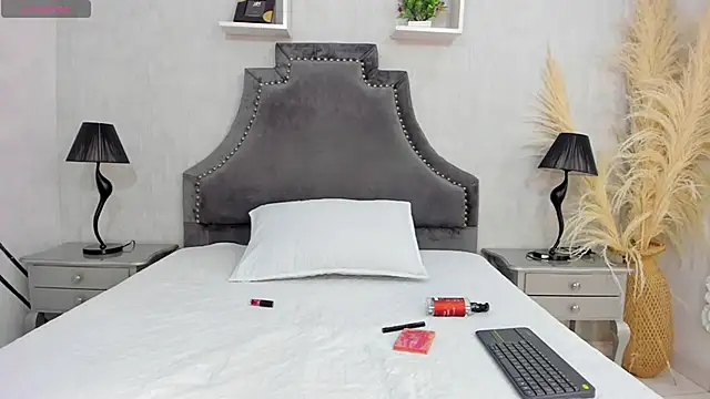 Snapshot of LaurenSnow chatting on 18, 12, 2025 LaurenSnow online show from 18, 12, 2025