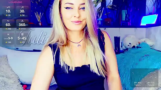 Snapshot of _JuliaSpace_ chatting on 12, 10, 2025 JuliaSpace online show from 12, 10, 2025