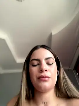 Snapshot of emiss_ chatting on 24, 9, 2025 emiss  online show from 24, 9, 2025
