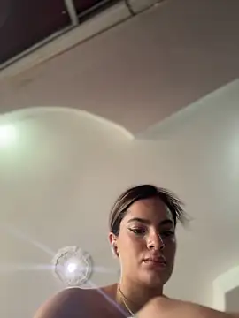 Snapshot of emiss_ chatting on 23, 10, 2025 emiss  online show from 23, 10, 2025