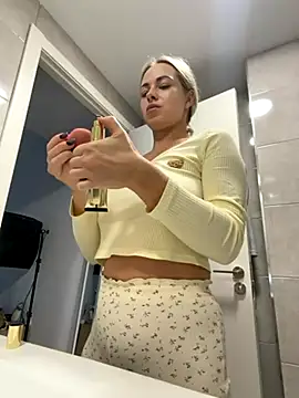 Snapshot of streetdoll chatting on 15, 11, 2025 streetdoll online show from 15, 11, 2025