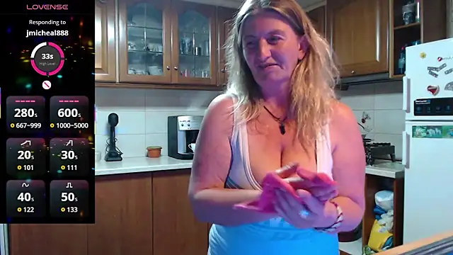 Snapshot of JennaDeluxe chatting on 4, 4, 2026 JennaDeluxe online show from 4, 4, 2026