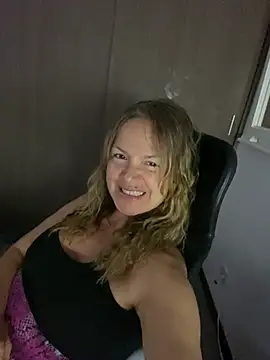 Snapshot of Leyna_liu chatting on 19, 3, 2025 Leyna liu online show from 19, 3, 2025