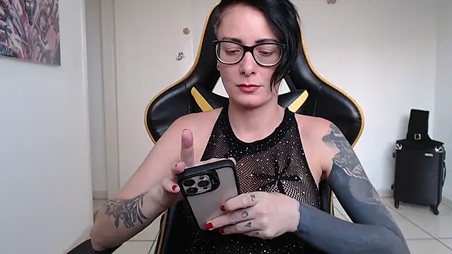 Snapshot of CrisBathoryxxx chatting on 11, 12, 2024 CrisBathoryxxx online show from 11, 12, 2024