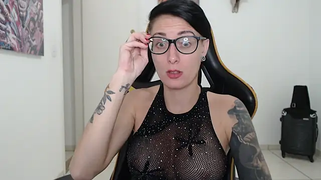 Snapshot of CrisBathoryxxx chatting on 12, 12, 2024 CrisBathoryxxx online show from 12, 12, 2024
