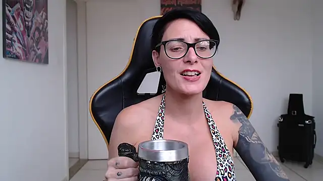 Snapshot of CrisBathoryxxx chatting on 21, 12, 2024 CrisBathoryxxx online show from 21, 12, 2024