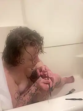 Snapshot of tatted-bitty chatting on 5, 11, 2025 tatted-bitty online show from 5, 11, 2025