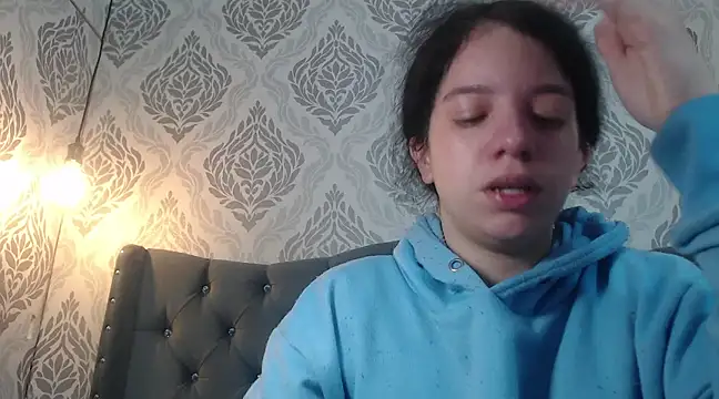 EmmaCowperr online show from 28, 2, 2025