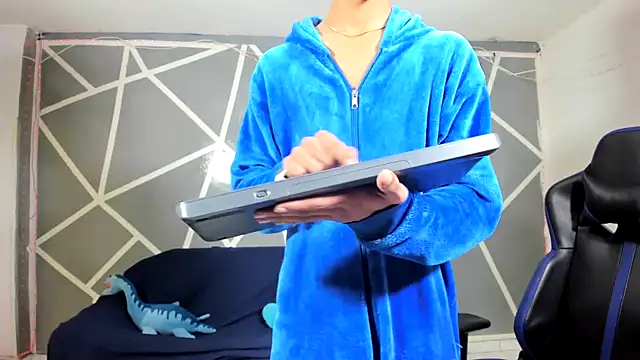 oliverhot2005 online show from 12, 12, 2024