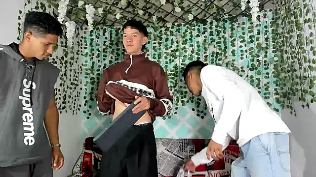 oliverhot2005 online show from 22, 2, 2025