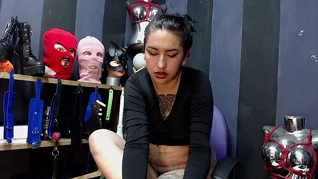 Snapshot of LucyStrike_ chatting on 4, 12, 2024 LucyStrike online show from 4, 12, 2024