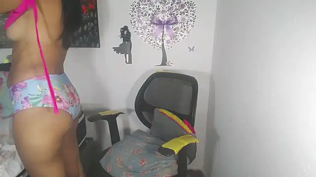 Snapshot of KamileLatinasexy chatting on 4, 10, 2025 KamileLatinasexy online show from 4, 10, 2025