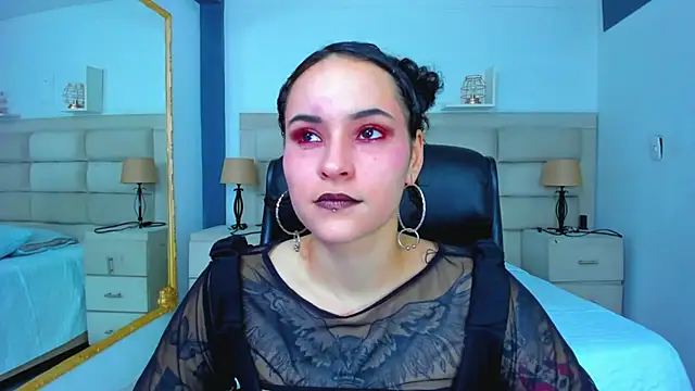 AnnyThompson  online show from 17, 9, 2025