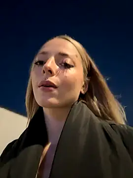 Snapshot of LoraaDoll chatting on 8, 10, 2025 LoraaDoll online show from 8, 10, 2025