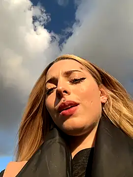 Snapshot of LoraaDoll chatting on 18, 10, 2025 LoraaDoll online show from 18, 10, 2025