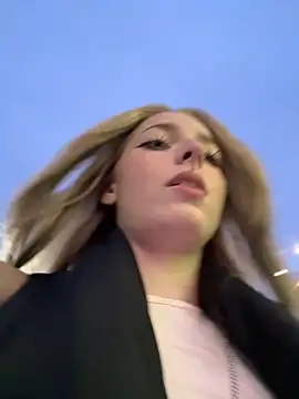 Snapshot of LoraaDoll chatting on 28, 10, 2025 LoraaDoll online show from 28, 10, 2025