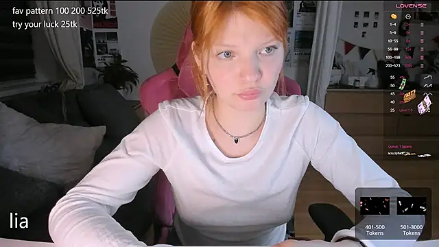 Snapshot of lil_lia chatting on 15, 10, 2025 lil lia online show from 15, 10, 2025