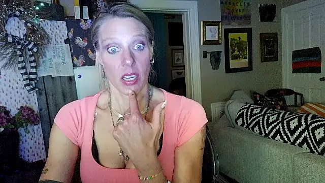 Snapshot of Glamazonx chatting on 4, 4, 2026 Glamazonx online show from 4, 4, 2026