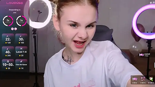 Snapshot of Britney_Lynch chatting on 13, 12, 2024 Britney Lynch online show from 13, 12, 2024