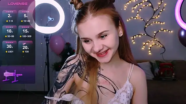Snapshot of Britney_Lynch chatting on 19, 12, 2024 Britney Lynch online show from 19, 12, 2024