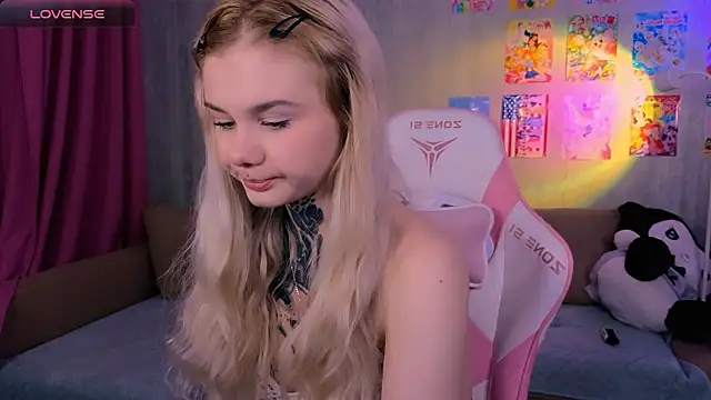 Snapshot of Britney_Lynch chatting on 4, 3, 2026 Britney Lynch online show from 4, 3, 2026