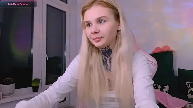 Snapshot of Britney_Lynch chatting on 14, 3, 2026 Britney Lynch online show from 14, 3, 2026