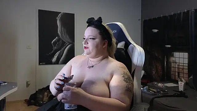 Snapshot of Curvy_Lucy chatting on 1, 12, 2024 Curvy Lucy online show from 1, 12, 2024