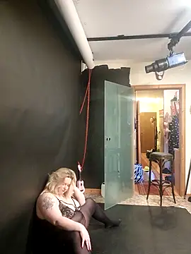 Snapshot of Curvy_Lucy chatting on 2, 1, 2025 Curvy Lucy online show from 2, 1, 2025