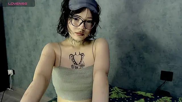 Snapshot of LizzieLight chatting on 17, 12, 2024 LizzieLight online show from 17, 12, 2024