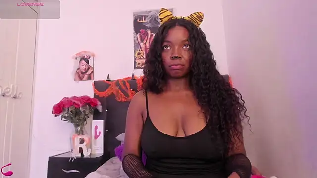 Snapshot of Reina_Love2 chatting on 12, 10, 2025 Reina Love2 online show from 12, 10, 2025