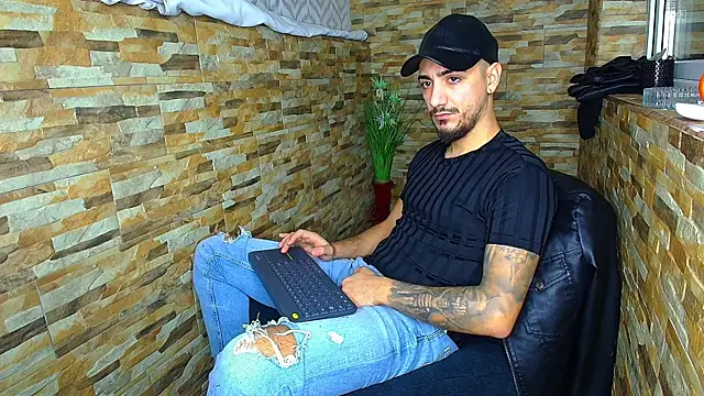 Snapshot of AndrewBanner chatting on 17, 12, 2024 AndrewBanner online show from 17, 12, 2024