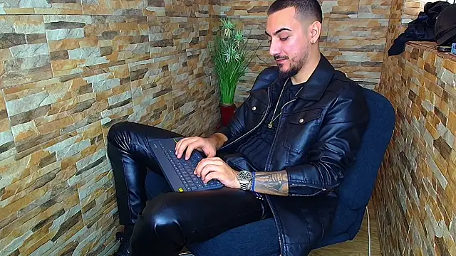 Snapshot of AndrewBanner chatting on 17, 12, 2024 AndrewBanner online show from 17, 12, 2024