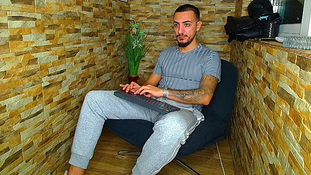 Snapshot of AndrewBanner chatting on 18, 12, 2024 AndrewBanner online show from 18, 12, 2024