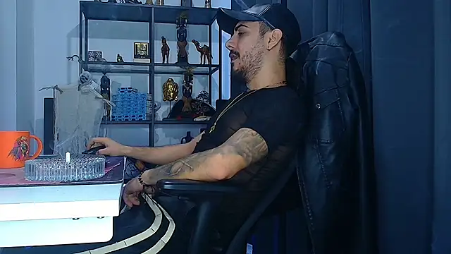 Snapshot of AndrewBanner chatting on 19, 2, 2025 AndrewBanner online show from 19, 2, 2025