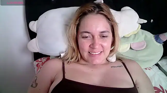 Izury Blondee online show from 9, 1, 2025