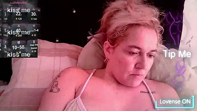 Izury Blondee online show from 25, 10, 2025