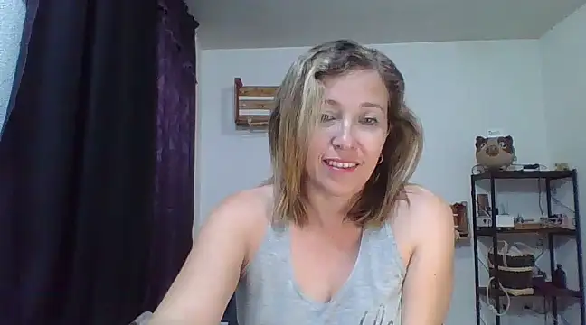Snapshot of charlott_ponce chatting on 8, 1, 2025 charlott ponce online show from 8, 1, 2025