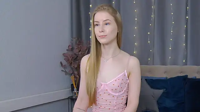 Snapshot of VioletiSwone chatting on 9, 2, 2025 VioletiSwone online show from 9, 2, 2025