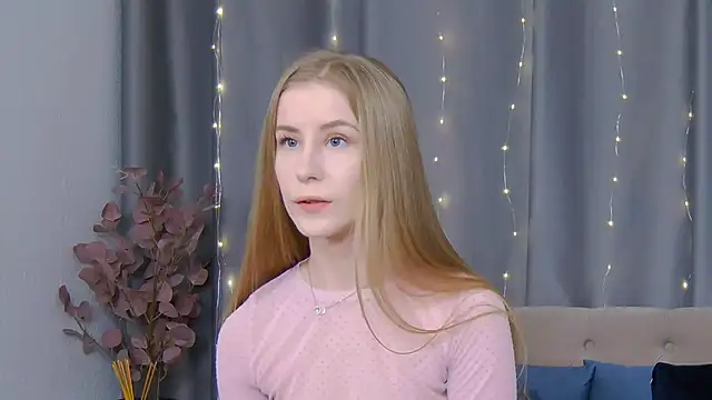 Snapshot of VioletiSwone chatting on 16, 2, 2025 VioletiSwone online show from 16, 2, 2025