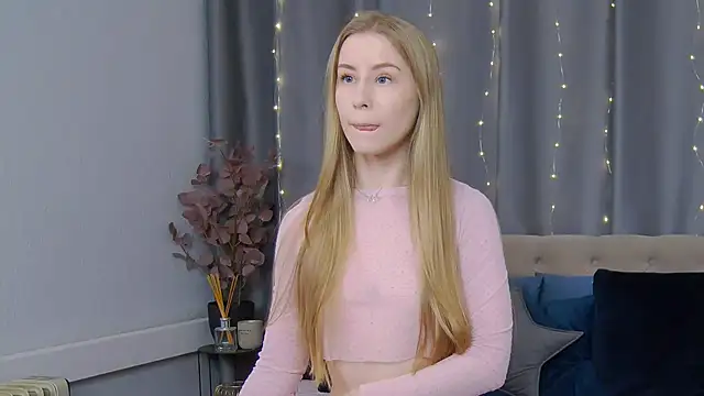 Snapshot of VioletiSwone chatting on 26, 2, 2025 VioletiSwone online show from 26, 2, 2025