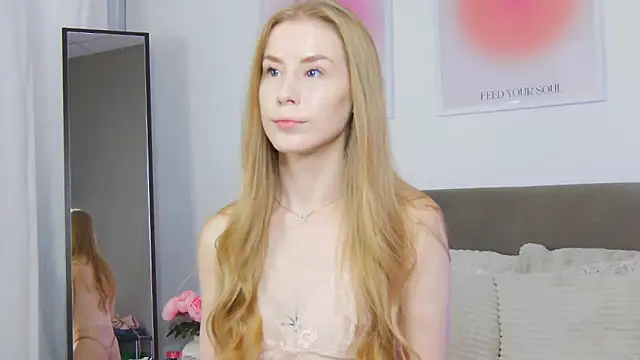 Snapshot of VioletiSwone chatting on 20, 9, 2025 VioletiSwone online show from 20, 9, 2025