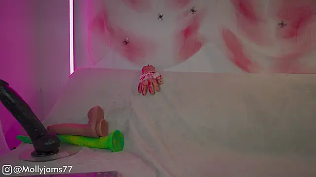 Snapshot of MollyJams-77 chatting on 24, 10, 2025 MollyJams-77 online show from 24, 10, 2025