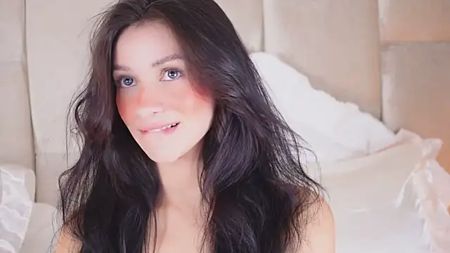 Snapshot of KiraKayleigh1 chatting on 19, 2, 2025 KiraKayleigh1 online show from 19, 2, 2025