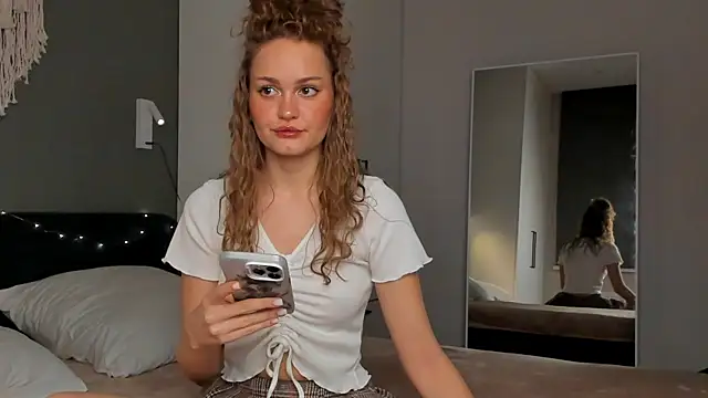 Caroline Smitt online show from 28, 9, 2025