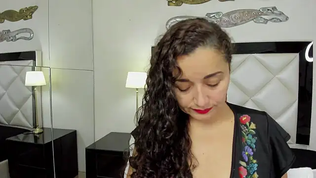  luna  sweet  online show from 5, 2, 2025