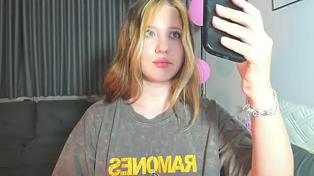 Snapshot of HanahCute chatting on 13, 3, 2025 HanahCute online show from 13, 3, 2025