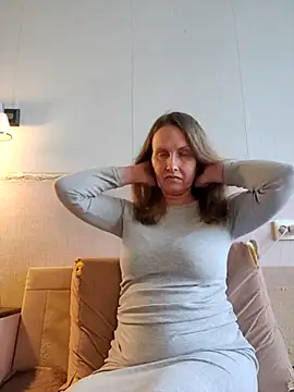 Snapshot of Evelina_cute chatting on 5, 4, 2026 Evelina cute online show from 5, 4, 2026