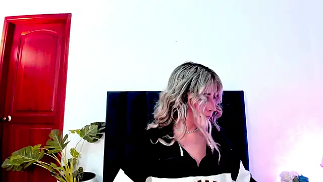 Snapshot of LucyJhonnsonn chatting on 11, 12, 2024 LucyJhonnsonn online show from 11, 12, 2024